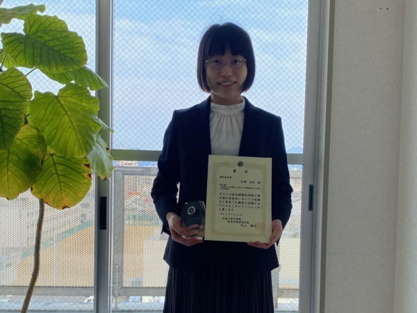 大学院生の松岡 祐里さんが総合健康科学修士学位論文発表会で優秀発表賞を受賞されました