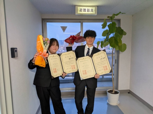 大学院生の勝矢さんと外間さんが修士の学位を取得されました